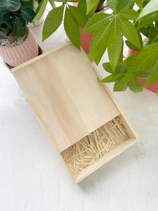 Boîte à bijoux en bois classique, faite à la main, écologique, durable et personnalisable, avec poignées - Product Image 3