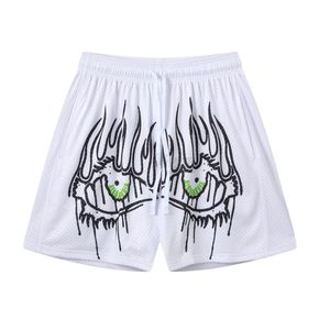 Shorts en maille streetwear pour homme, motif œil maléfique grand format par sublimation, longueur au-dessus du genou, en polyester respirant, pour l'entraînement - Product Image 1
