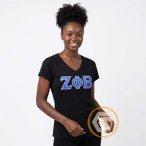 Vente en gros GREEK TREASURES T-shirts décontractés en jersey pour femmes, à col en V, manches courtes, motif uni, brodés Zeta Phi Beta, pour sororité - Product Image 3