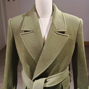 Abrigo largo de mezcla de lana verde oliva para mujer, con doble botonadura, solapa con muescas y cinturón. - Product Image 3