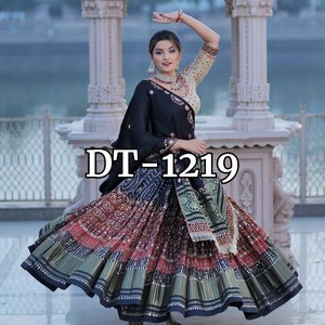 Conjunto de Lehenga Choli de Diseño Exclusivo para Novia, con Estampado Digital y Trabajo Artesanal con Espejos, para Bodas y Fiestas, para Mujeres Indias - Product Image 5