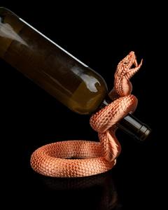 Support à bouteille élégant en forme de serpent, idéal pour la décoration de maison de luxe et pour un salon ou un bar moderne. - Product Image 4