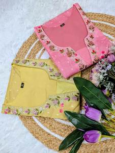 Collection 2026 : Styles les plus attractifs, Kurti et pantalon imprimés à fleurs en 2 couleurs, longueur genou, avec dupatta. Nous proposons des prix de gros. - Product Image 5