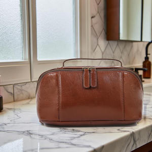 Trousse de toilette vintage personnalisée en toile cirée et cuir pour homme, trousse de rasage et de rangement pour cosmétiques, en vente - Product Image 4