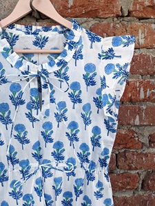 Robe d'été courte pour femme, imprimée à la main, motif floral vintage, style bohème, col halter, taille brodée à pompons - Product Image 2