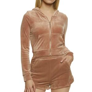 Haut court à capuche tendance pour femme 2026 avec logo frontal – Vêtement décontracté écoresponsable et avant-gardiste - Product Image 3