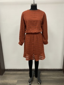 Robe midi en tricot à manches longues avec ourlet à volants, col rond, coupe ample, tenue décontractée pour l'automne - Product Image 1