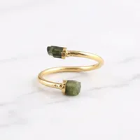Bague en pierres précieuses naturelles brutes de péridot et de tourmaline verte, en laiton plaqué or 18 carats, design minimaliste, ajustable, unisexe