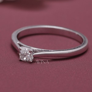 Anillo de Diamante Solitario con Corte Cojín Certificado por IGI en Oro de 18 Quilates - Product Image 2
