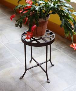 Support élégant pour pot de fleurs en fer, parfait pour la présentation des pots de fleurs tout en ajoutant un charme décoratif aux intérieurs - Product Image 3