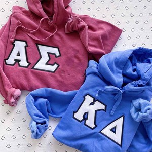 Chi |   Sweat à capuche Omega Premium pour homme, coupe classique, 100 % coton, vêtements de fraternité grecque, tenue décontractée pour l'hiver, à porter au quotidien - Product Image 4