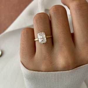 Anillo de Compromiso con Diamante Cultivado en Laboratorio de 3 Quilates, Corte Esmeralda, D VVS2, con Halo Oculto, Oro de 14k, Certificado IGI - Product Image 1