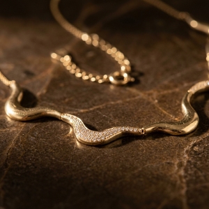 Collar Escultural con Cuello Ondulado y Diamantes Cultivados en Laboratorio con Corte Pavé, Chapado en Oro Amarillo de 14K, Joyería Elegante para Mujer - Product Image 4