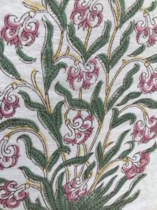 Tela de Algodón Estampada a Mano – Diseño Floral de Creeper sobre Base Natural |   Venta al por Mayor de Textiles Indios - Product Image 4