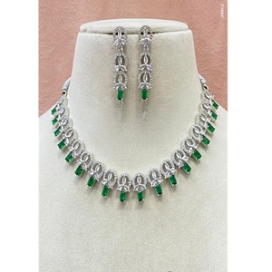 Ensemble collier et boucles d'oreilles en laiton plaqué argent de qualité supérieure avec zircon pour femme, tendance, cadeau de mariage, à porter pour les fêtes - Product Image 1