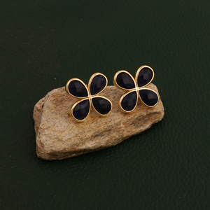 Boucles d'oreilles délicates en onyx noir, motif fleur trèfle à quatre feuilles, plaqué or 18 carats, pierre de naissance d'août, faites à la main, coupe poire, bijoux botaniques R - Product Image 3