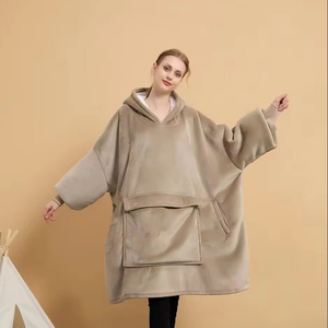 Couverture-cagoule personnalisable en polaire Sherpa pour adulte, avec poches, idéale pour femme, pour regarder la télévision, coupe oversize, à porter comme un sweat à capuche. - Product Image 1