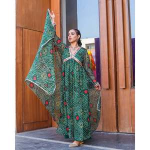 Ensemble de salwar kameez décontracté en mousseline de soie verte Bandhani taille XS Kavya, Inde, Pakistan - Product Image 1