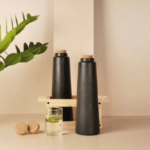 Juego de 2 botellas de terracota hechas a mano con caja de madera - 800 ml con corcho y tapa de madera (Sin colores ni químicos utilizados) - Product Image 2