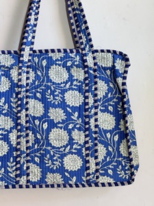 Sac fourre-tout matelassé à imprimé floral bleu, en tissu de coton, design à panneaux, style bohème, ouverture supérieure, sac de shopping toutes saisons - Product Image 4