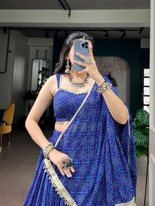 Conjunto de Lehenga Choli de Diseño Georgette con Estampado Tradicional Bandhej y Detalles de Encaje con Espejos, Especial para Navratri - Product Image 3