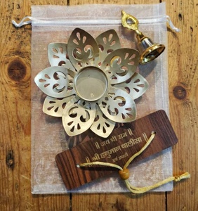 Élégant ensemble de Diyas en laiton en forme de lotus avec clochette suspendue et étiquette en bois gravée, décoration spirituelle pour Pooja, panier cadeau pour le temple domestique - Product Image 1