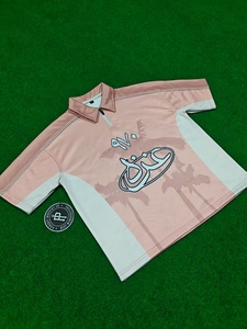 Camiseta Deportiva de Manga Corta para Hombre, Color Rosa y Blanco, Estampado por Sublimación, Diseño Árabe, Secado Rápido, Corte Regular, Estilo Casual - Product Image 1