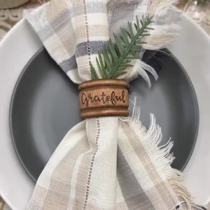 Anillos de servilleta de madera con forma de anillo, diseño clásico, diseño y logotipo personalizados, decoración duradera para mesas de boda. - Product Image 1