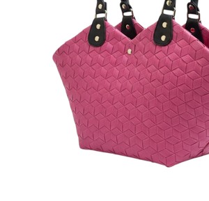 Sac à main en plastique tissé de forme unique à bords festonnés et sac fait main avec poignées en cuir noir pour femme, sac fourre-tout d'été - Product Image 4