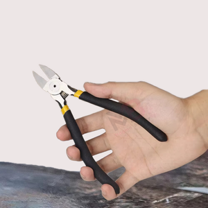 Alicates de Presión Ajustables con Resorte para Cortar Extensiones de Cabello, Uso Comercial, Mangos Negros con Detalles Amarillos - Product Image 4
