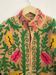 Veste courte en velours beige brodée à la main avec des motifs de vigne verte et de fleurs roses et jaunes, style bohème ethnique pour femme - Product Image 3