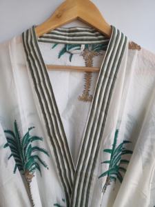Robe kimono en coton faite à la main pour femmes, imprimé palmiers, passepoil contrastant, poches avant, tenue de plage, robe de détente - Product Image 5
