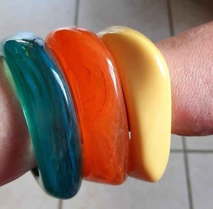 Brazalete de Resina Hecho a Mano, Negro con Puntos Dorados, Forma Redonda, Accesorio de Joyería - Product Image 6