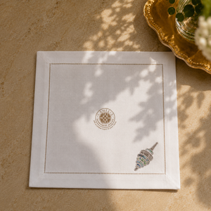 Chemin de table carré en lin brodé à la main avec motifs coquillages pour réceptions décontractées et décoration de maison de style côtier - Product Image 4