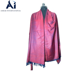 Chal Bohemio de Lujo Hecho a Mano con Mezcla de Viscosa/Algodón, Tono Dual Degradado, Rojo Vino, Ecológico y Sostenible, Venta al por Mayor - Product Image 4