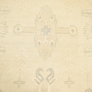 Tapis Oushak en laine noué à la main, à poils ras, pour usage domestique, aux motifs géométriques tribaux en médaillon, aux couleurs crème beige mat et gris ardoise doux - Product Image 3