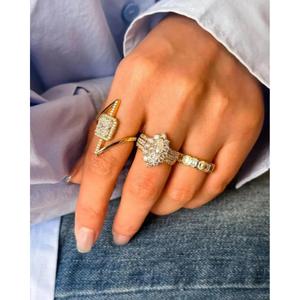 Anillo de compromiso geométrico de oro amarillo de 14K con halo de diamantes de corte radiante y piedras laterales redondas, joyería nupcial moderna, regalo de lujo. - Product Image 3