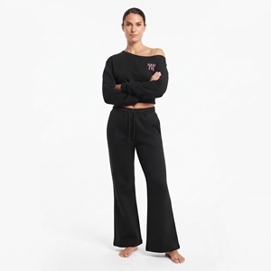 Ensemble de survêtement noir pour femme avec crop top et pantalon large, logo brodé personnalisé, fabrication en gros - Product Image 2