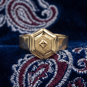 DIVYORO Bague classique hexagonale en or plaqué 22 carats pour homme - Product Image 4