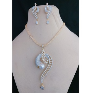 Precioso Conjunto de Collar con Colgante de Latón Chapado en Oro y Pendientes con Piedras de Zirconia, Joyería de Moda para Bodas para Mujeres Hindúes - Product Image 2