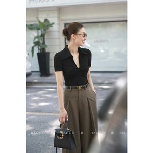 Camiseta de Verano Elegante para Mujer al por Mayor con Cuello Solapa, Tejido Liso, Frente Fruncido, Manga Corta y Ajuste Delgado - Product Image 3