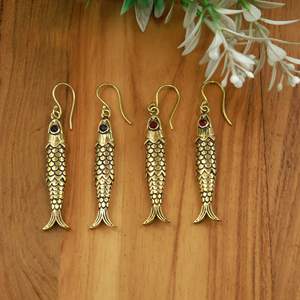 Boucles d'oreilles pendantes en laiton vintage faites à la main, motif poisson sculpté artisanal avec accent en pierre précieuse, style bohème minimaliste - Product Image 1