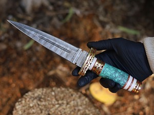 Couteau de chasse Bowie à lame fixe en acier Damas, personnalisé, fait main, multifonctionnel, pour le camping, avec manche en résine et laiton, et étui en cuir - Product Image 4