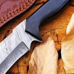 Couteau de chasse à lame fixe en acier damas argenté avec manche ergonomique noir, lame pointue et affûtée, pour le camping et la survie en extérieur - Product Image 5