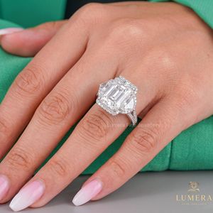 Bague de fiançailles de luxe en or 9KT, 10KT, 14KT et 18KT avec diamant taille radiant et pierres latérales demi-lune, trois pierres en halo - Product Image 1