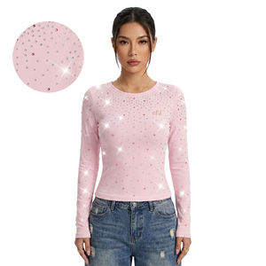Chemise pour femme avec embellissement personnalisé en strass, texture tricotée lisse, haut court, manches longues, coupe ajustée, logo brodé ton sur ton - Product Image 4