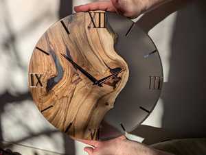 Reloj de Pared de Madera Hecho a Mano con Textura de Madera Natural y Diseño Clásico de Números Romanos, Elegante Reloj para el Hogar Moderno - Product Image 3