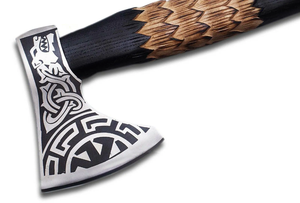 Hache viking artisanale avec manche en bois de frêne gravé et fourreau en cuir avec gravure sur la tête - Product Image 3