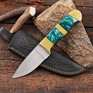 Couteau de chasse et de camping à lame fixe en acier inoxydable, manche en résine et laiton, lame pleine longueur, couteau personnalisé OEM/ODM, étui en cuir - Product Image 1