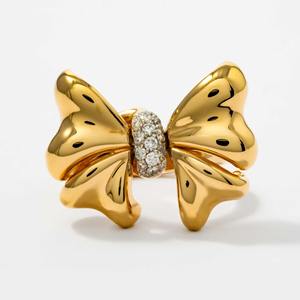 Anillo de Compromiso Minimalista de Oro Amarillo de 14K con Diseño de Lazo, Engaste Pavé, Diamantes Cultivados en Laboratorio de 0.28ct, Certificado IGI, Elegante y Femenino - Product Image 1